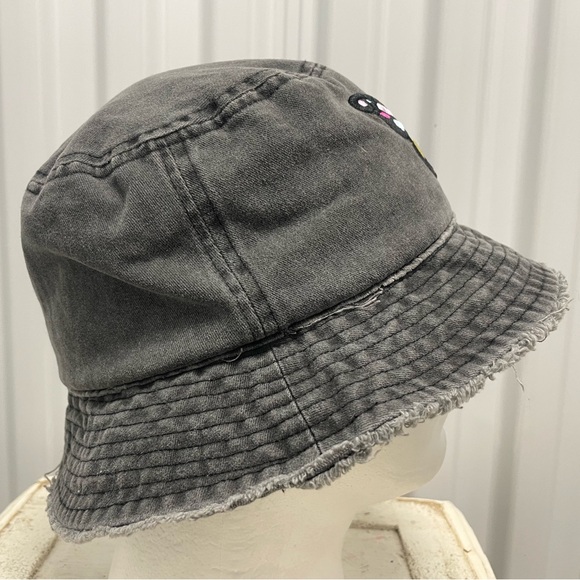 David and Young embroidered butterfly bucket hat with & vintage rhinestone pin - Picture 13 of 15
